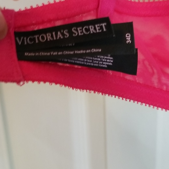Victoria's Secret Fuschia Very Sexy Push Up Bra - Picture 6 of 7